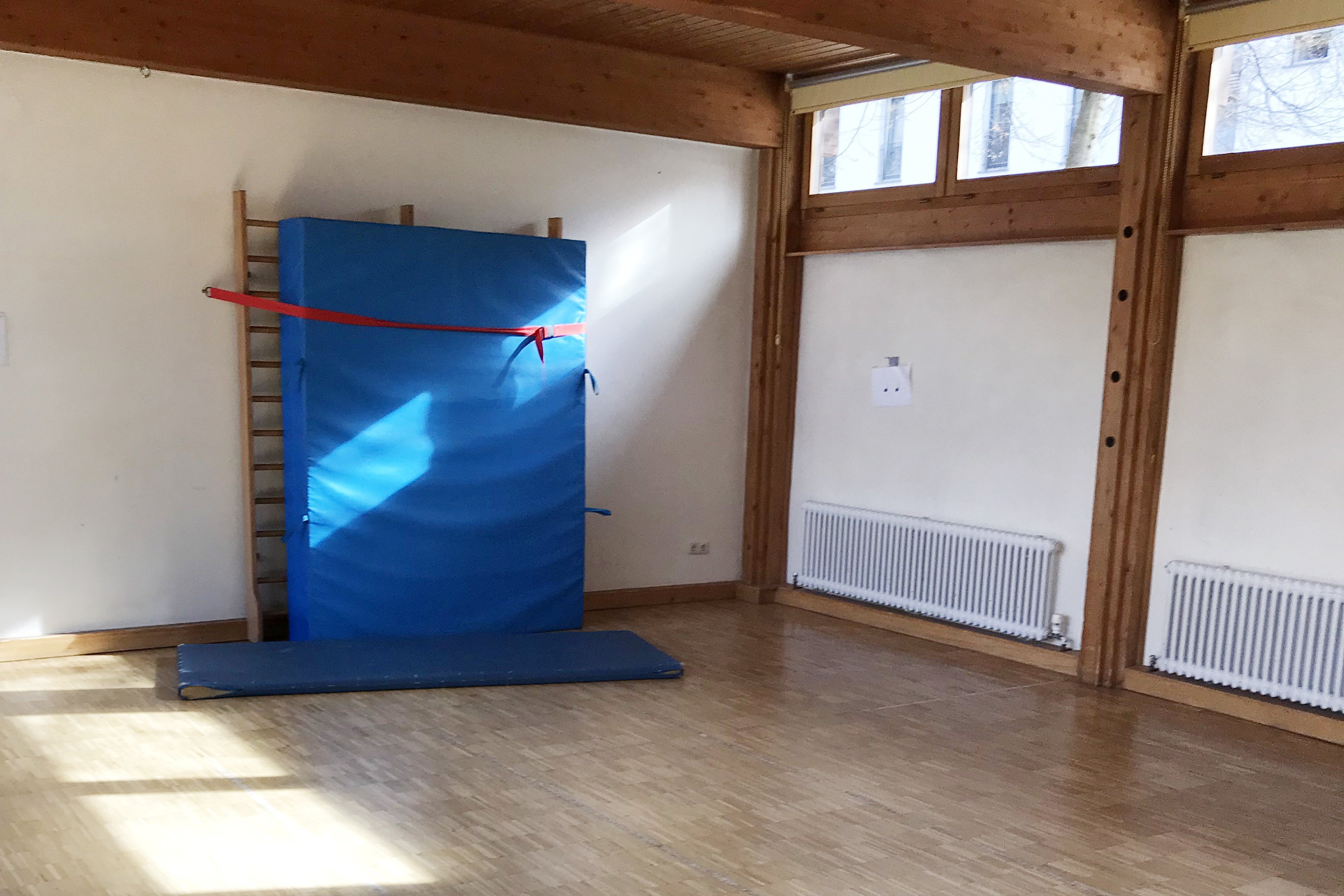 Augustinum Kindergarten Christuskirche Sportraum Sportmatten in einem Raum im Kindergarten Christuskirche
