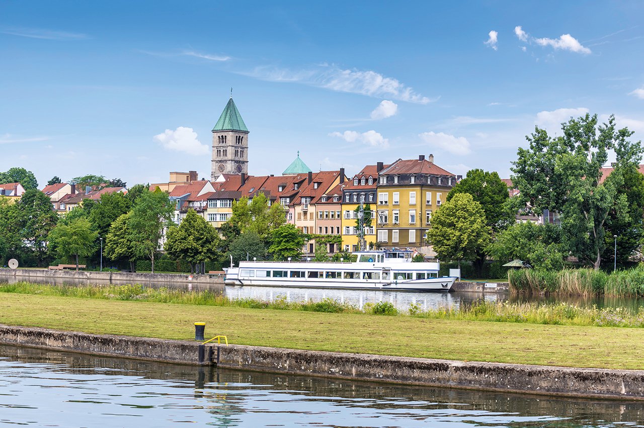 Die mainfränkische Landschaft lässt sich von Schweinfurt aus auch auf dem Wasser sehr gut erkunden. Die mainfränkische Landschaft lässt sich von Schweinfurt aus auch auf dem Wasser sehr gut erkunden.