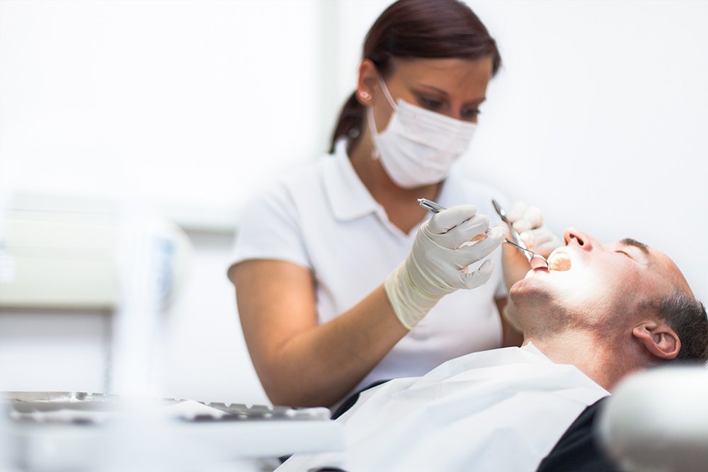 Augustinum Seniorenresidenzen Zahnarztpraxis Ein Mann wird von einer Zahnärztin behandelt