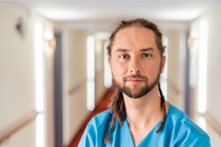 Augustinum Ausbildung Medizin und Pflege Bild eines Mitarbeiters der Augustinum Klinik