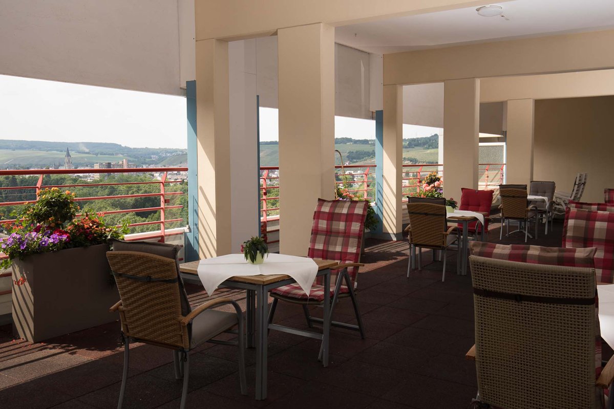 Im Panorama-Café auf der Dachterrasse des Augustinum Bad Neuenahr genießen Sie einen beeindruckenden Weitblick. Im Panorama-Café auf der Dachterrasse des Augustinum Bad Neuenahr genießen Sie einen beeindruckenden Weitblick.