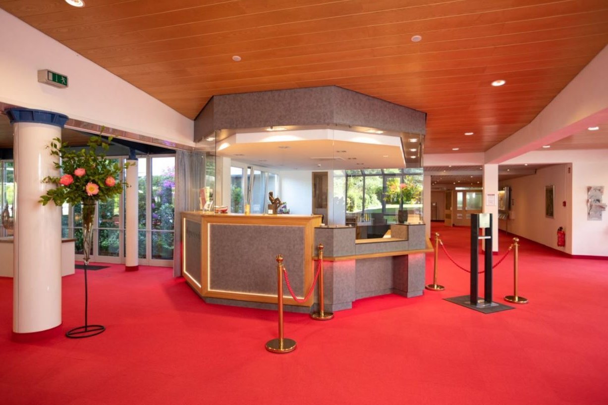 In der weiträumigen Lobby treffen sich die Bewohnerinnen und Bewohner gern zum Plausch und begrüßen dort ihre Gäste. Ein Empfang mitten in einer großen Lobby