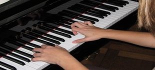 Klaviatur mit Schülerinnenhänden