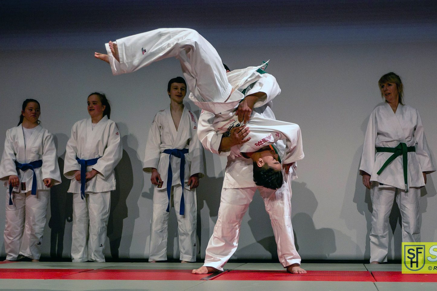 ID-Judo-Choreografie-Team Judoka bei einer Wurffigur