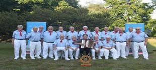 Liederabend mit den Klabautermännern aus Hamburg Chormitglieder auf zum Fot auf Wiese versammelt