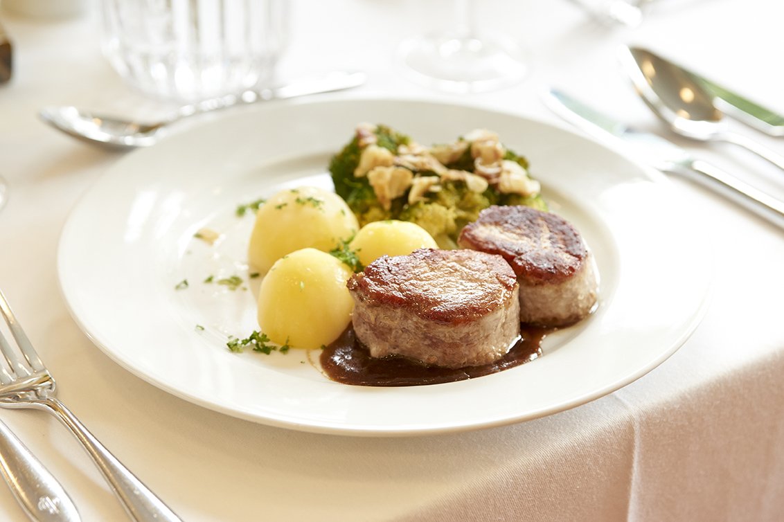 Im Augustinum Detmold wird täglich frisch mit hochwertigen Zutaten gekocht. Im Augustinum Detmold wird täglich frisch mit hochwertigen Zutaten gekocht.