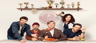 Fünf Personen sitzen vor einem Teller mit Wurst Fünf Personen sitzen vor einem Teller mit Wurst