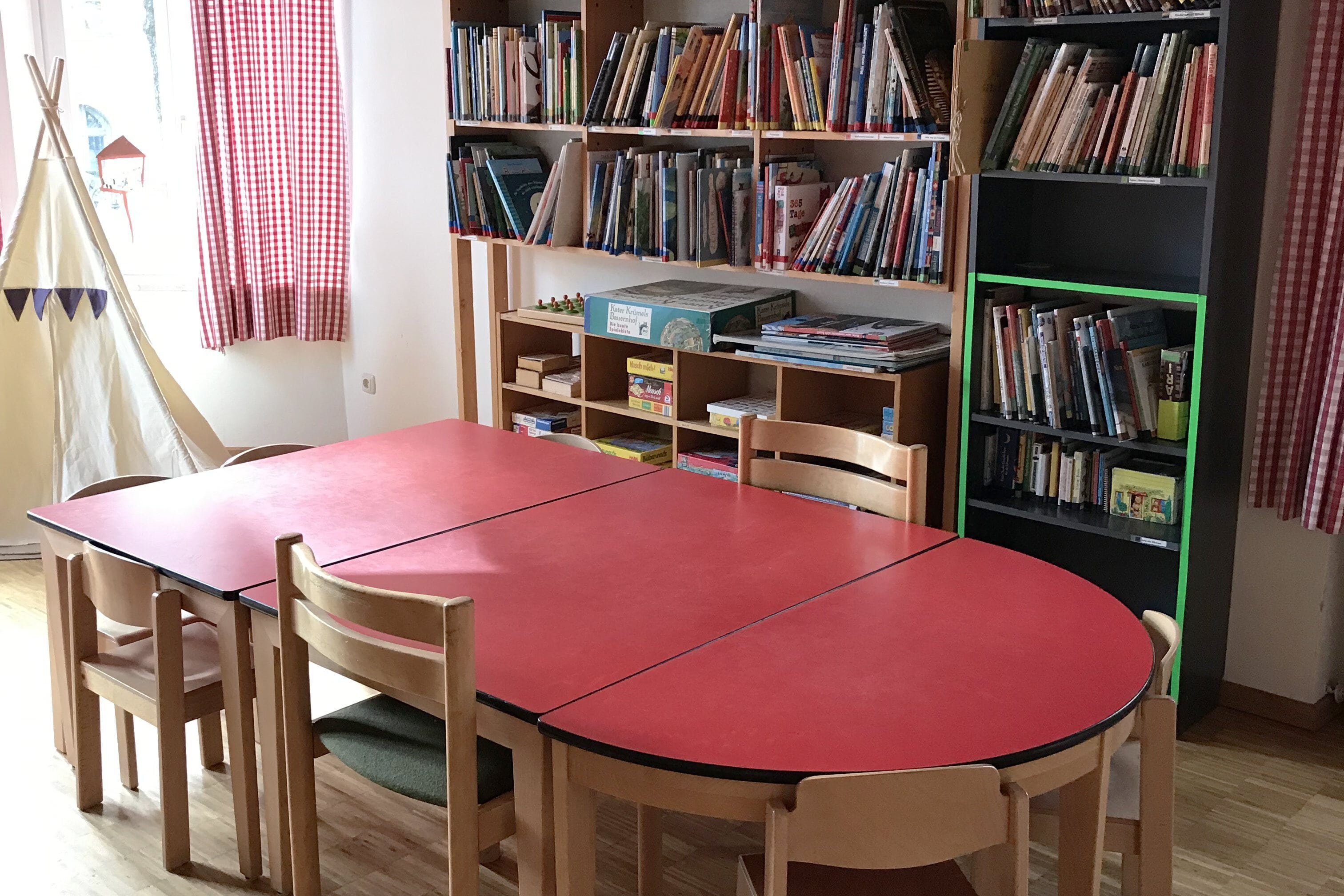 Augustinum Kindergarten Christuskirche Innenraum 2 Ein Tisch und ein Bücherregal im Augustinum Kindergarten Christuskirche