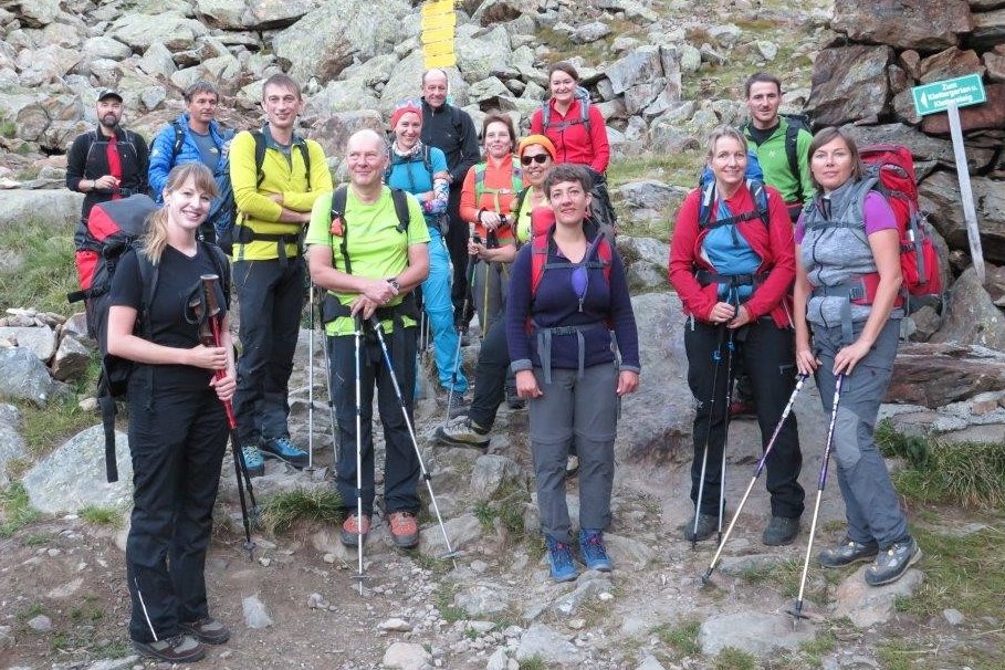 SC Vitus Wandern Ein Gruppenbild von Mitarbeiter*innen des Augustinum beim Wandern