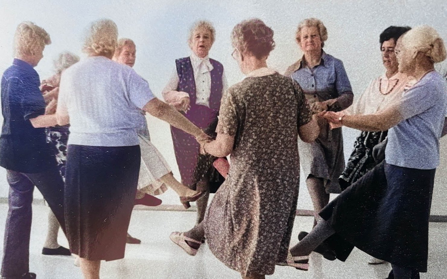 alte Menschen tanzen, Seniorentanz im Augustinum, historische Aufnahme