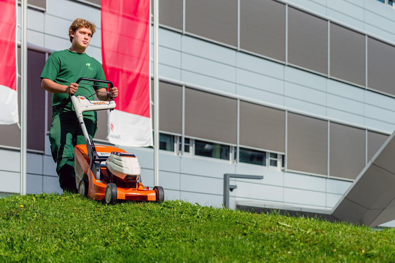 Rasenmähen Ein Klient der Augustinum Gärtnerei Hollern mäht den Rasen