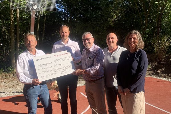 Augustinum Studienheim Basketballplatz Eröffnung des Basketballplatzes des Augustinum Studienheims. Spendenübergabe des DAViB e.V.