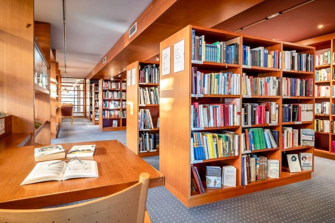 Bibliothek volle Bücherregale in einer Bibliothek