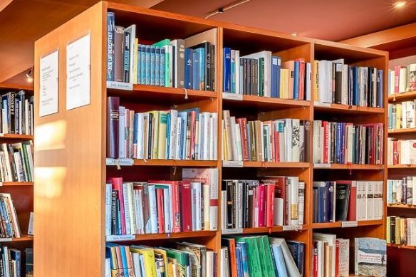 Bibliothek volle Bücherregale in einer Bibliothek