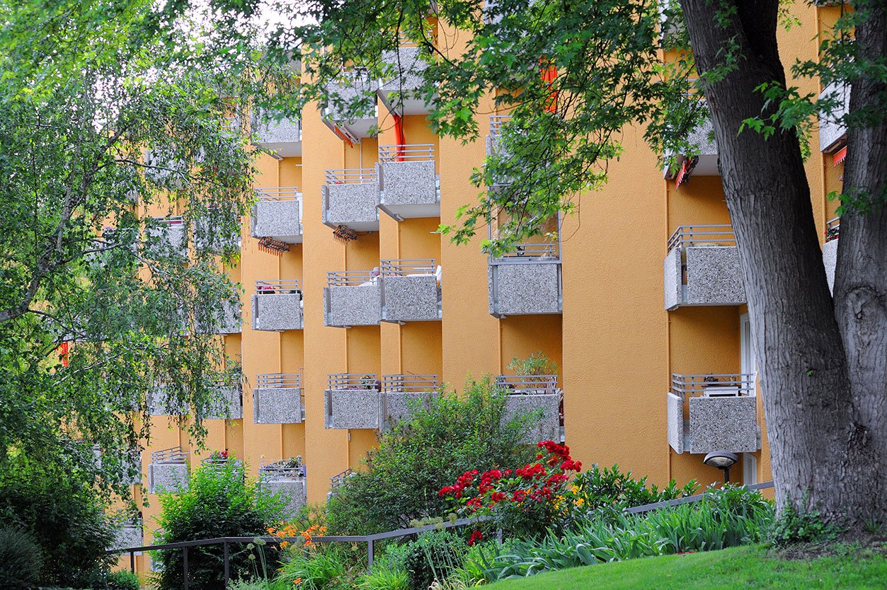 Den See fast immer im Blick: Balkon oder Terrasse mit Blick ins Grüne gehören zu allen Wohnungen. Den See fast immer im Blick: Balkon oder Terrasse mit Blick ins Grüne gehören zu allen Wohnungen.