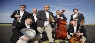 7 Musiker mit Instrumenten
