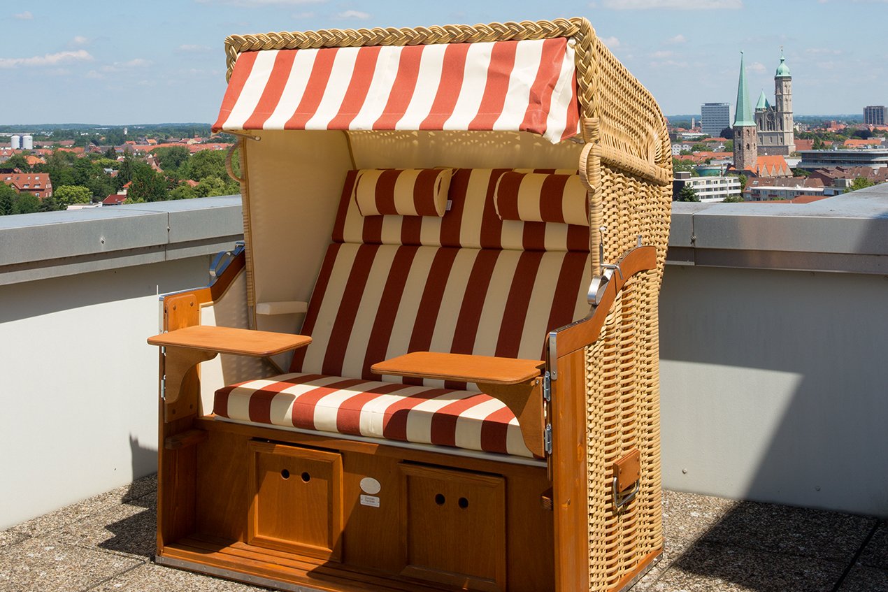 Auf der sonnigen Dachterrasse mit Rundum-Blick über die ganze Stadt stehen auch Strandkörbe zum Entspannen bereit. Strandkorb auf der Dachterrasse des Augustinum Braunschweig