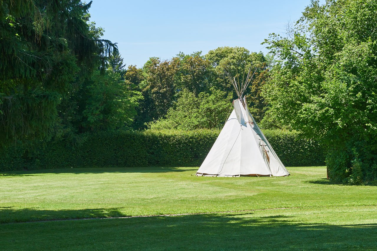 Zelt im Park Der große Park des Landschulheim Elkofen bietet viel Platz, auch zum Zelten