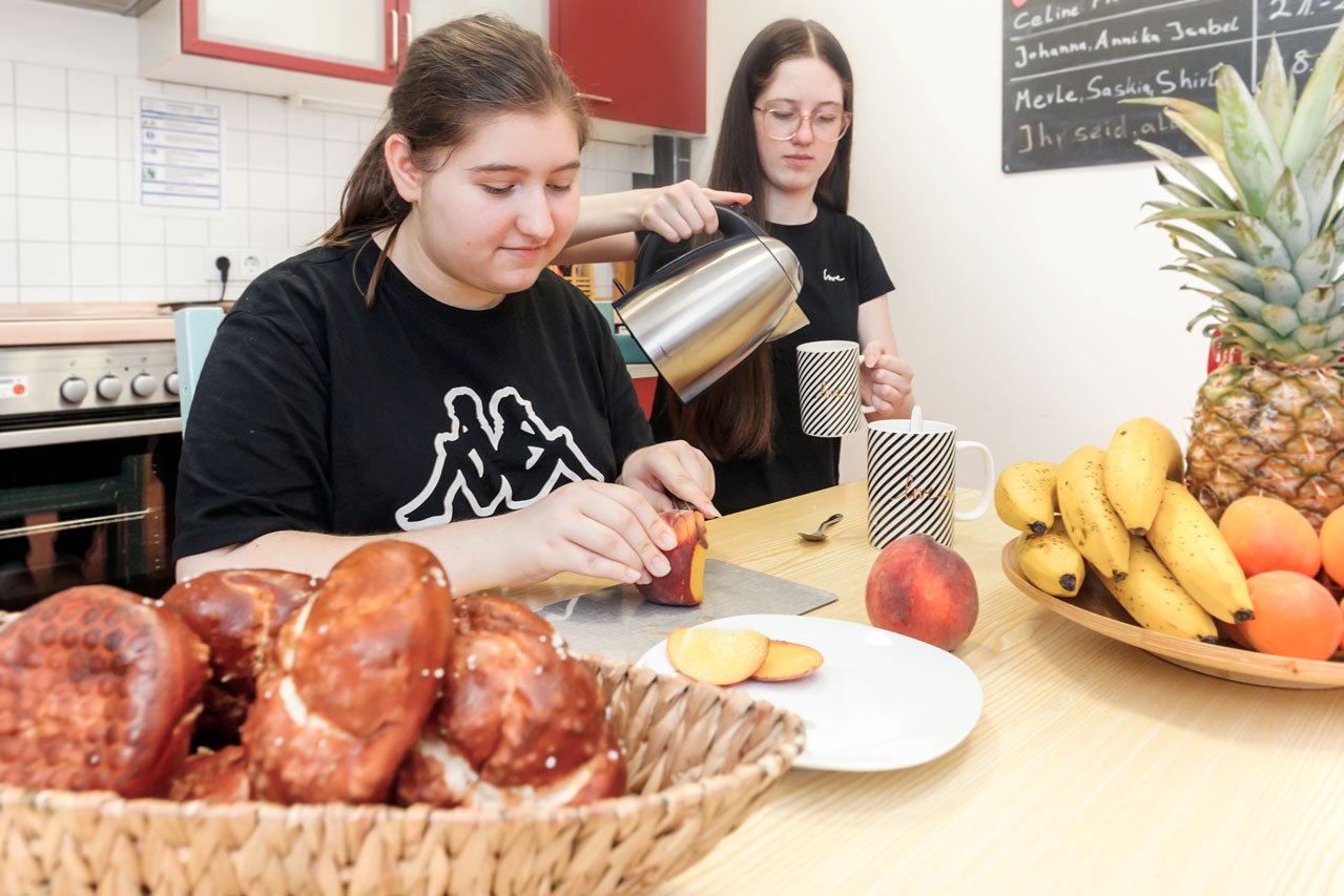Gemeinschaftsküche Zwei Schülerinnen in der Gemeinschaftsküche