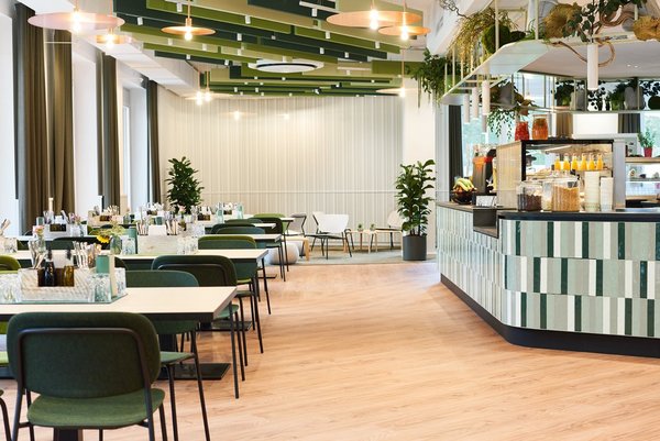 Das Vierundsiebzig Innenansicht Der Innenbereich des Vierundsiebzig mit Theke und Sitzgelegenheiten