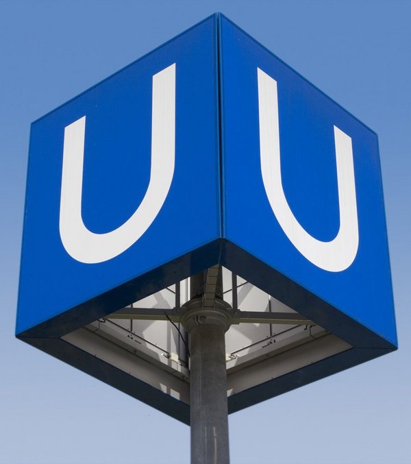 Anfahrt mit öffentlichen Verkehrsmitteln Blaues U-Bahn-Schild
