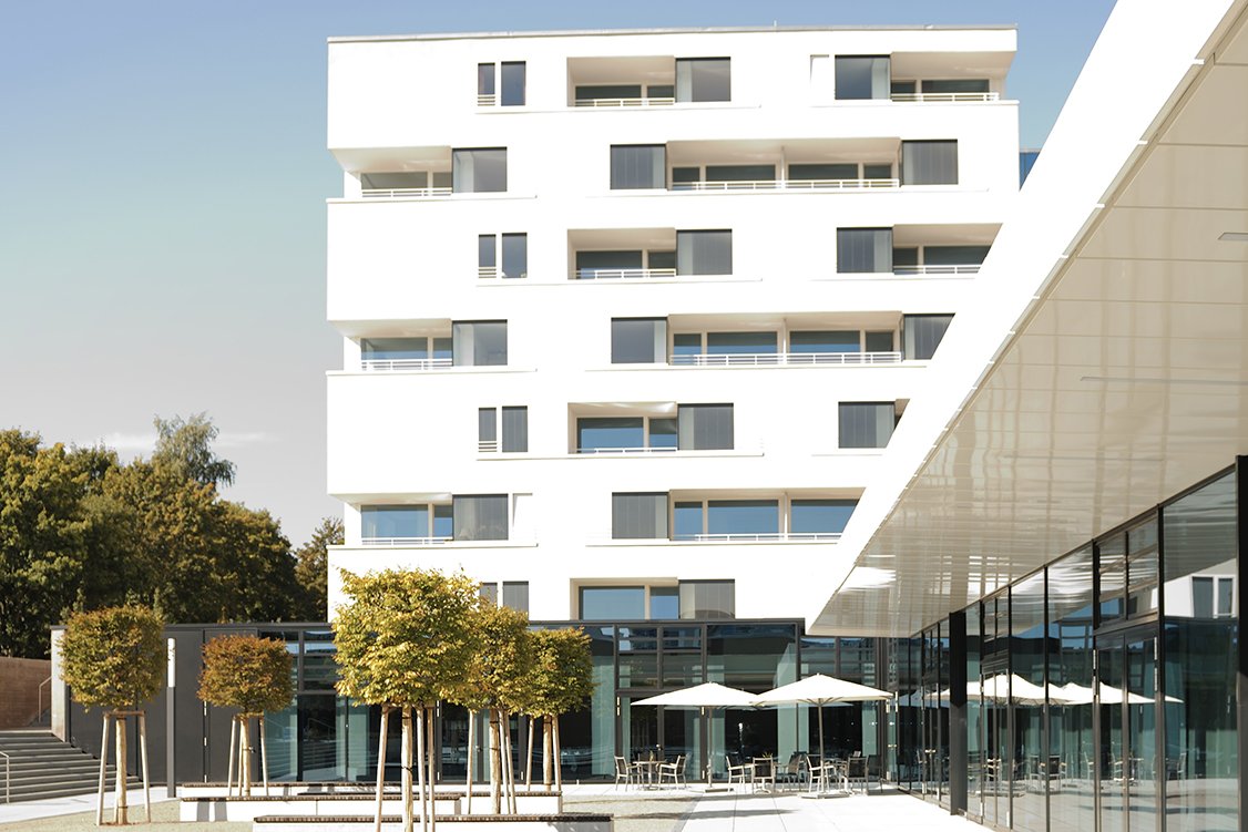 Transparenz und Helligkeit prägen die Seniorenresidenz Augustinum Stuttgart-Killesberg. Transparenz und Helligkeit prägen die Seniorenresidenz Augustinum Stuttgart-Killesberg.