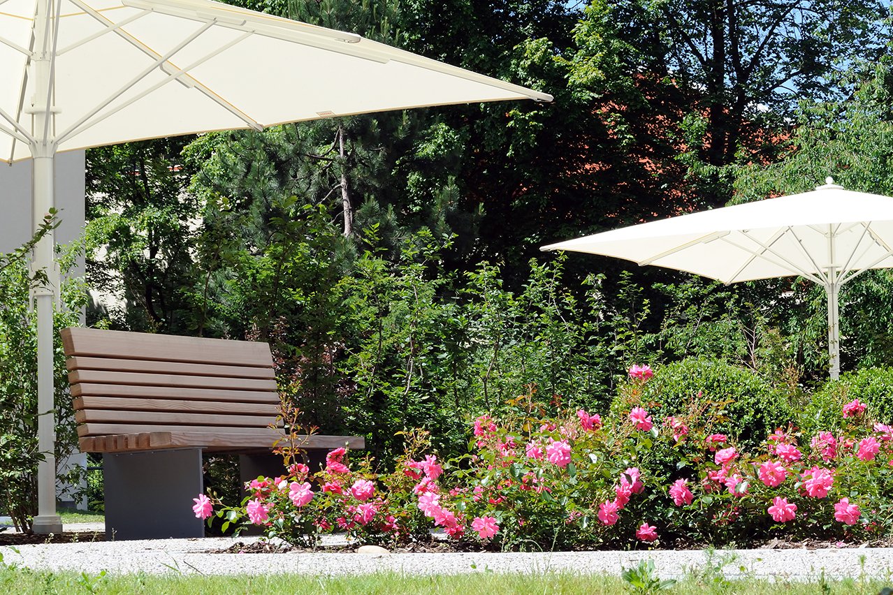 Im großen Park des Augustinum München-Neufriedenheim finden sich viele Ruheinseln, die zum Verweilen einladen. Im großen Park des Augustinum München-Neufriedenheim finden sich viele Ruheinseln, die zum Verweilen einladen.