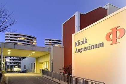 Eingang der Augustinum-Klinik Auffahrt zum Haupteingang der Augustinum-Klinik