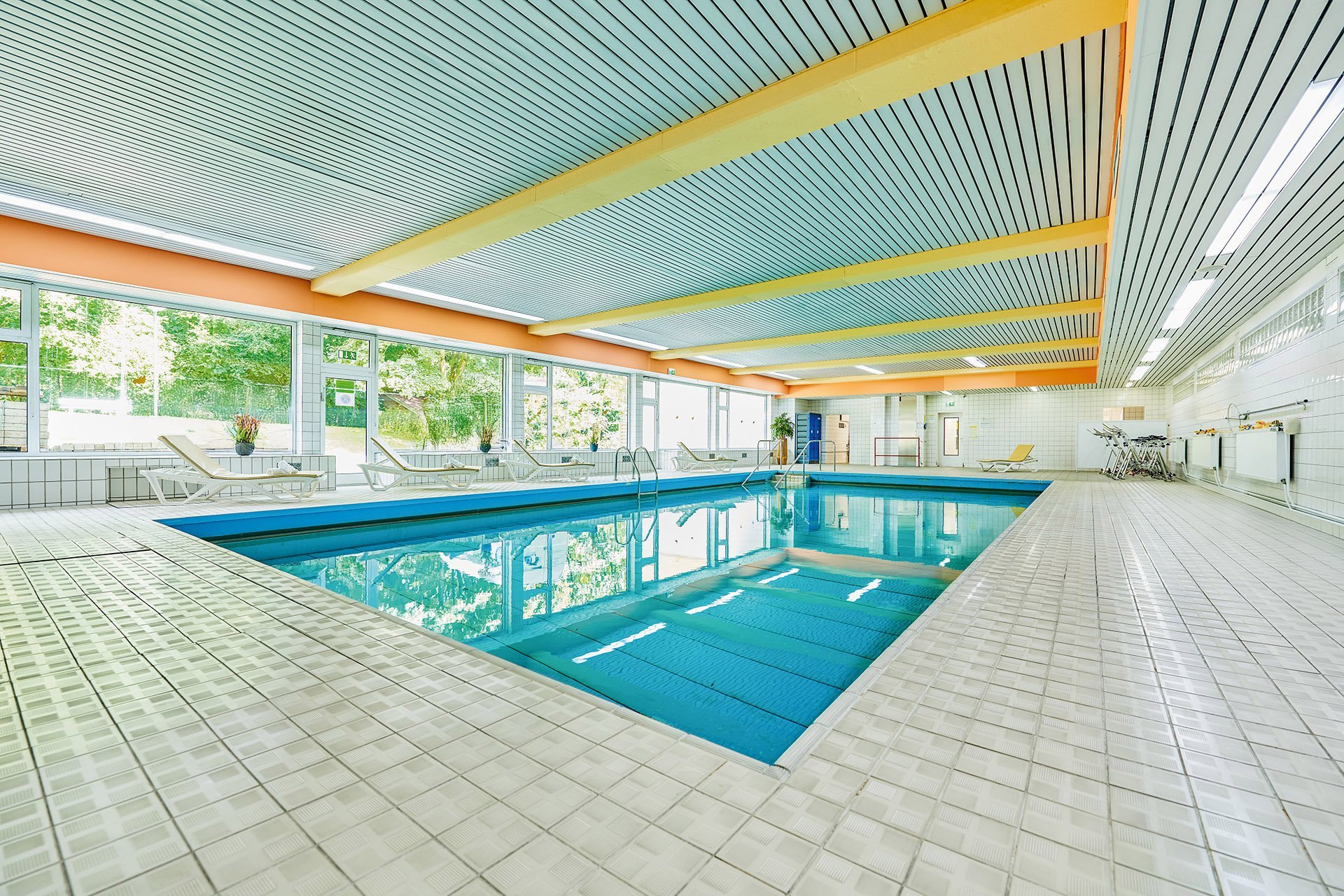 Augustinum Seniorenresidenz Kassel Schwimmbad Ein Schwimmbad mit Liegen am Beckenrand