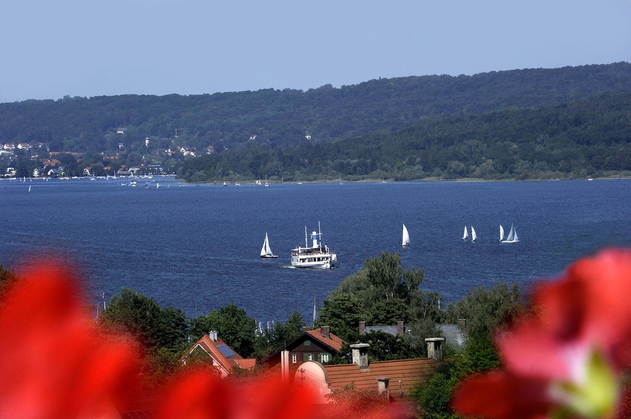 Von den für alle Bewohner zugänglichen Dachterrassen und von den Wohnungen in den oberen Stockwerken genießen Sie einen herrlichen Ausblick über den Ammersee. Von den für alle Bewohner zugänglichen Dachterrassen und von den Wohnungen in den oberen Stockwerken genießen Sie einen herrlichen Ausblick über den Ammersee.