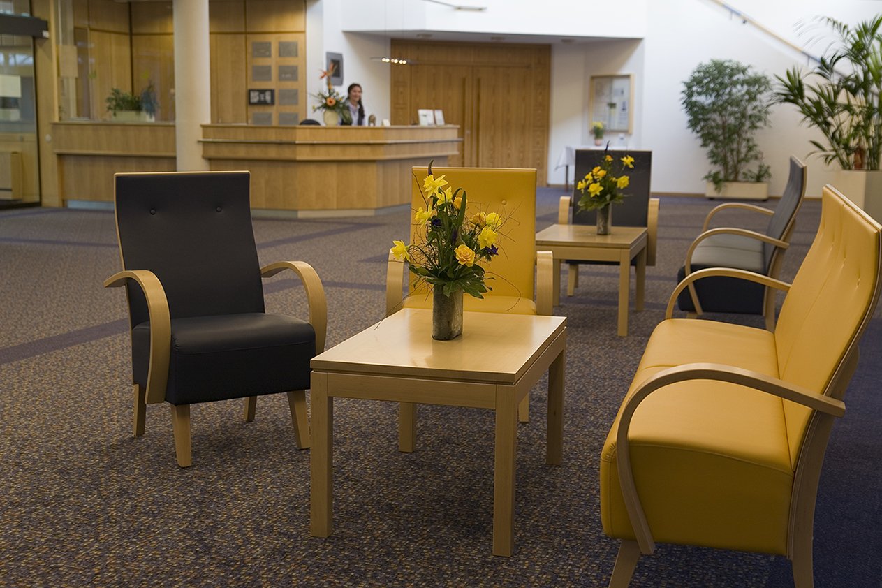 Der Empfang im Foyer ist rund um die Uhr mit hilfsbereiten Mitarbeitern besetzt. Der Empfang im Foyer ist rund um die Uhr mit hilfsbereiten Mitarbeitern besetzt.