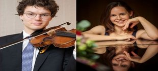 Alexander Goldberg mit Violine und Sophia Weidemann am Flügel sitzend