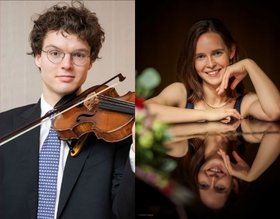 Alexander Goldberg mit Violine und Sophia Weidemann am Flügel sitzend