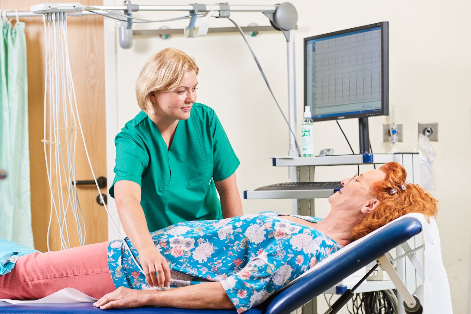 Augustinum Freiwilligendienste Klinik München Eine Mitarbeiterin der Augustinum Klinik bei einer Patientin