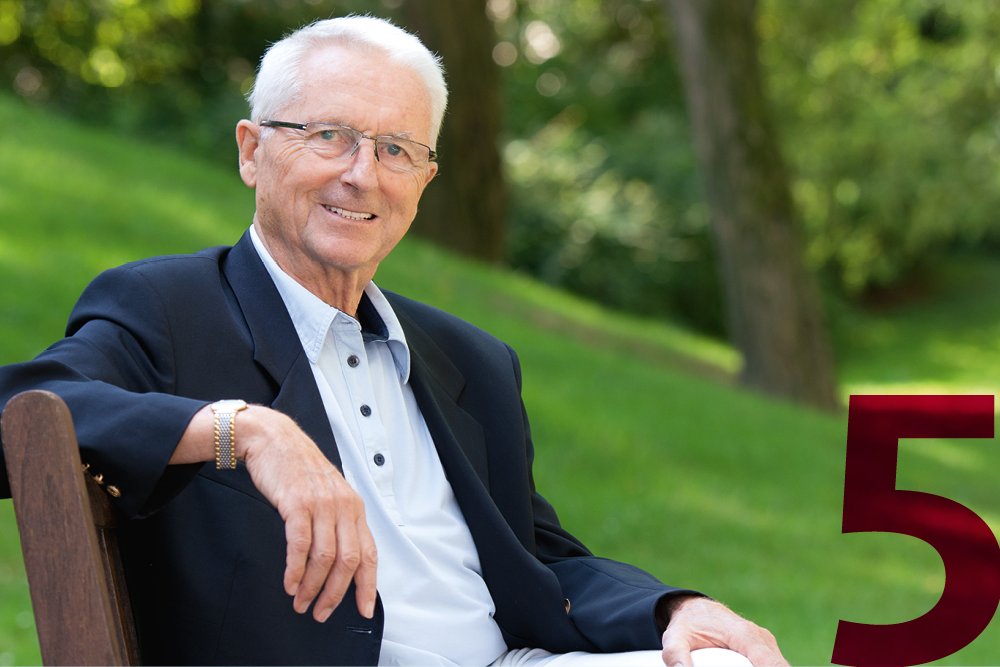 Kalkulierbare Kosten sogar bei Pflegebedürftigkeit Älterer Herr auf einer Bank sitzend