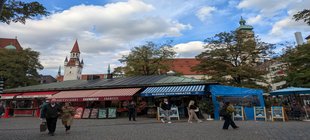 Marktstände und Passanten Marktstände und Passanten