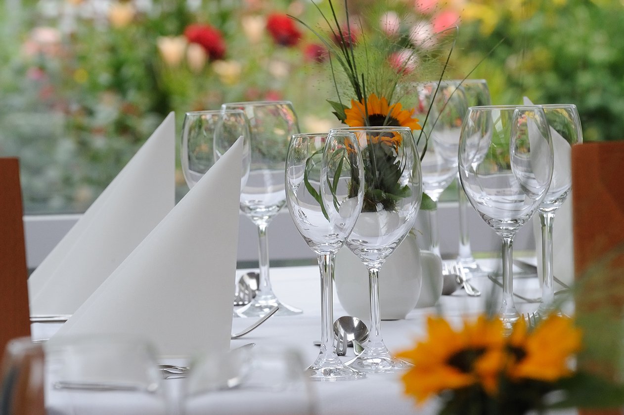 An stilvoll gedeckten Tischen genießen Sie ein Mittagsmenü mit vielen Variationsmöglichkeiten.