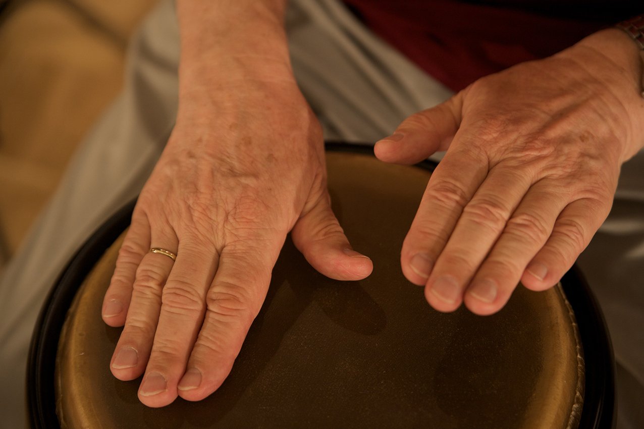 Trommeln für Körper, Geist und Seele Hände auf einer Trommel