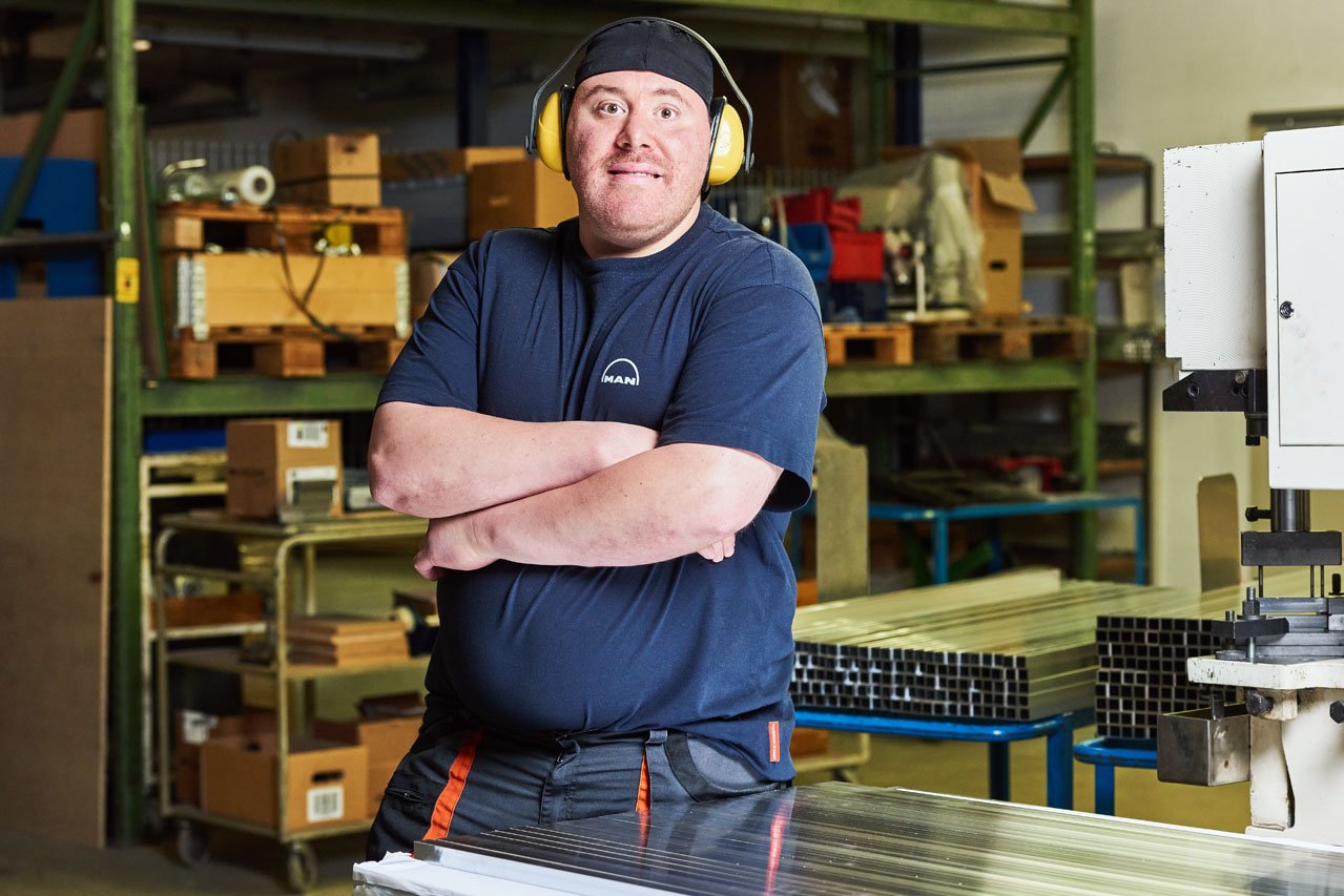 Ein Klient in einer der Augustinum Werkstätten