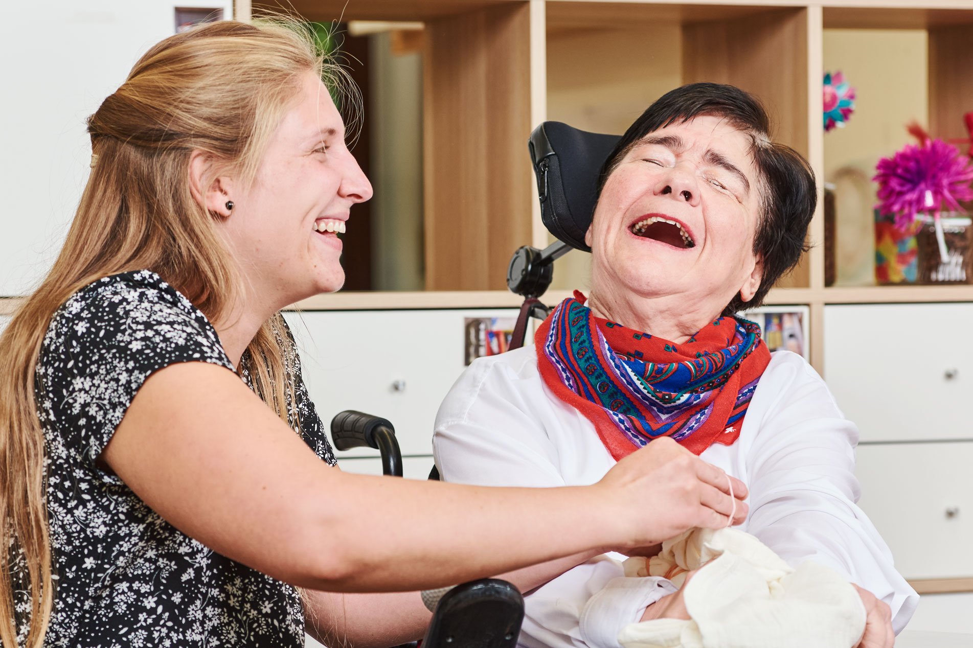 Augustinum Fördergruppe Eine Mitarbeiterin und eine Klientin der Augustinum Fördergruppe