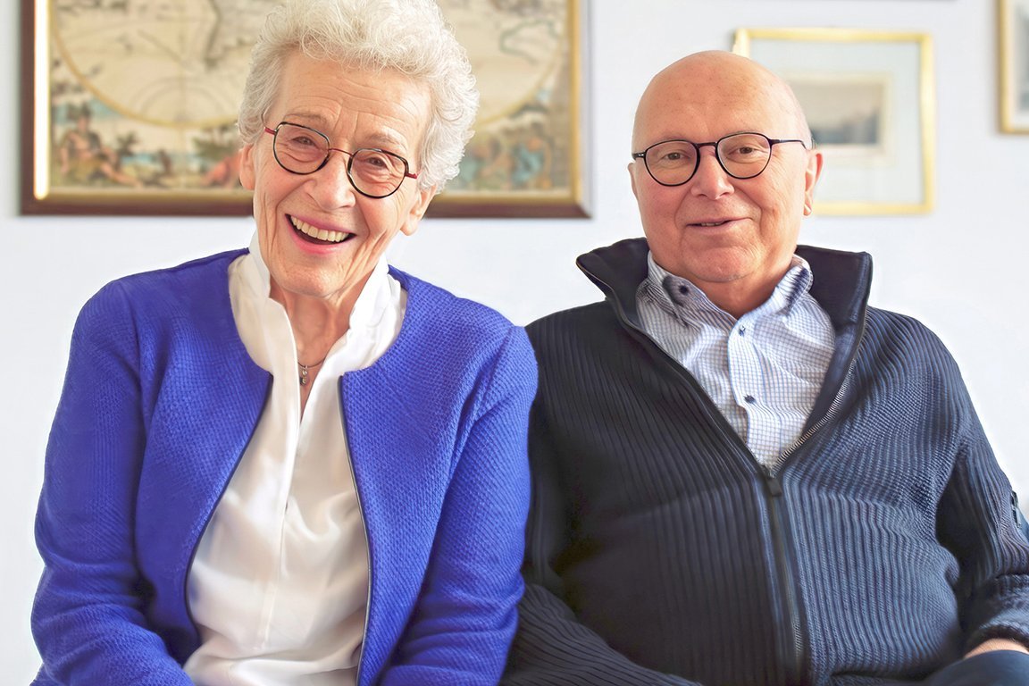 Augustinum Magazin Seniorenpaar Porträtaufnahme eines glücklichen Seniorenpaars