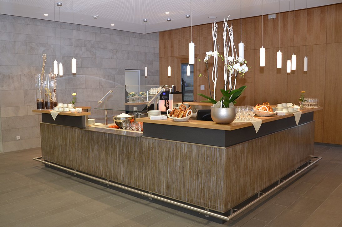 An der Kaffeebar gibt es nicht nur Kaffee und Kuchen, sondern den ganzen Tag über auch kalte Getränke und kleine Snacks. An der Kaffeebar gibt es nicht nur Kaffee und Kuchen, sondern den ganzen Tag über auch kalte Getränke und kleine Snacks.