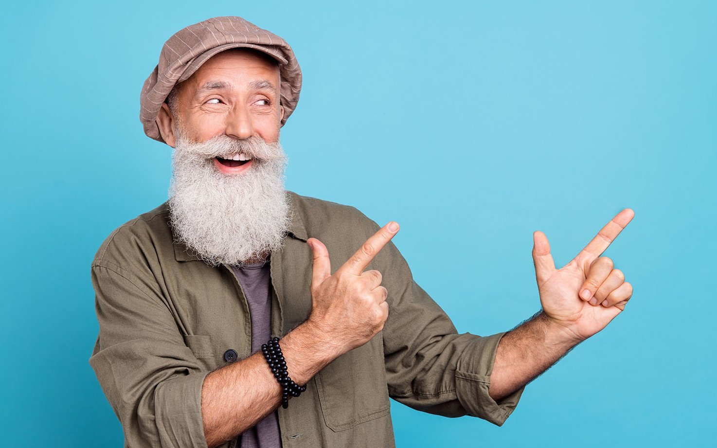 alter Mann mit weißem Bart macht eine coole Jugend-Geste