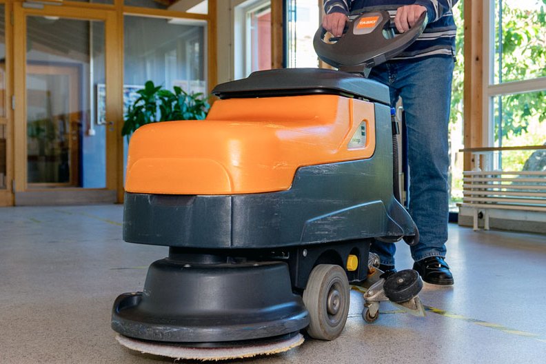 Bodenreinigung Ein Klient der Augustinum Gärtnerei Hollern reinigt den Boden