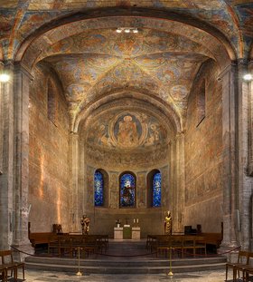 Romanische Kirche mit Malereien und Altar