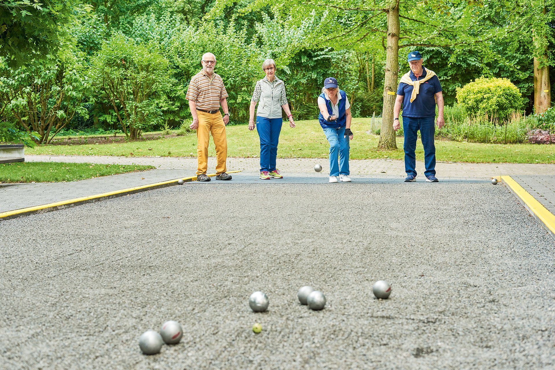 Augustinum Seniorenresidenz Bonn Boule Vier Senior*inne spielen im Außenbereich der Seniorenresidenz Boule