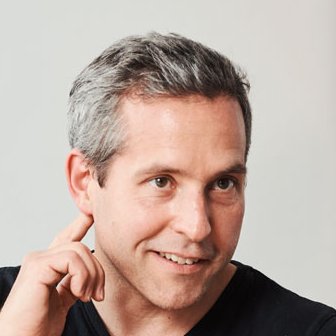 Beratungsangebot Ein Mitarbeiter der Samuel-Heinicke-Fachoberschule erklärt mit Hilfe eines anatomischen Modells des Gehörgangs eine Beeinträchtigung des Hörens