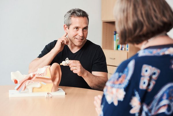 Beratungsangebot Ein Mitarbeiter der Samuel-Heinicke-Fachoberschule erklärt mit Hilfe eines anatomischen Modells des Gehörgangs eine Beeinträchtigung des Hörens