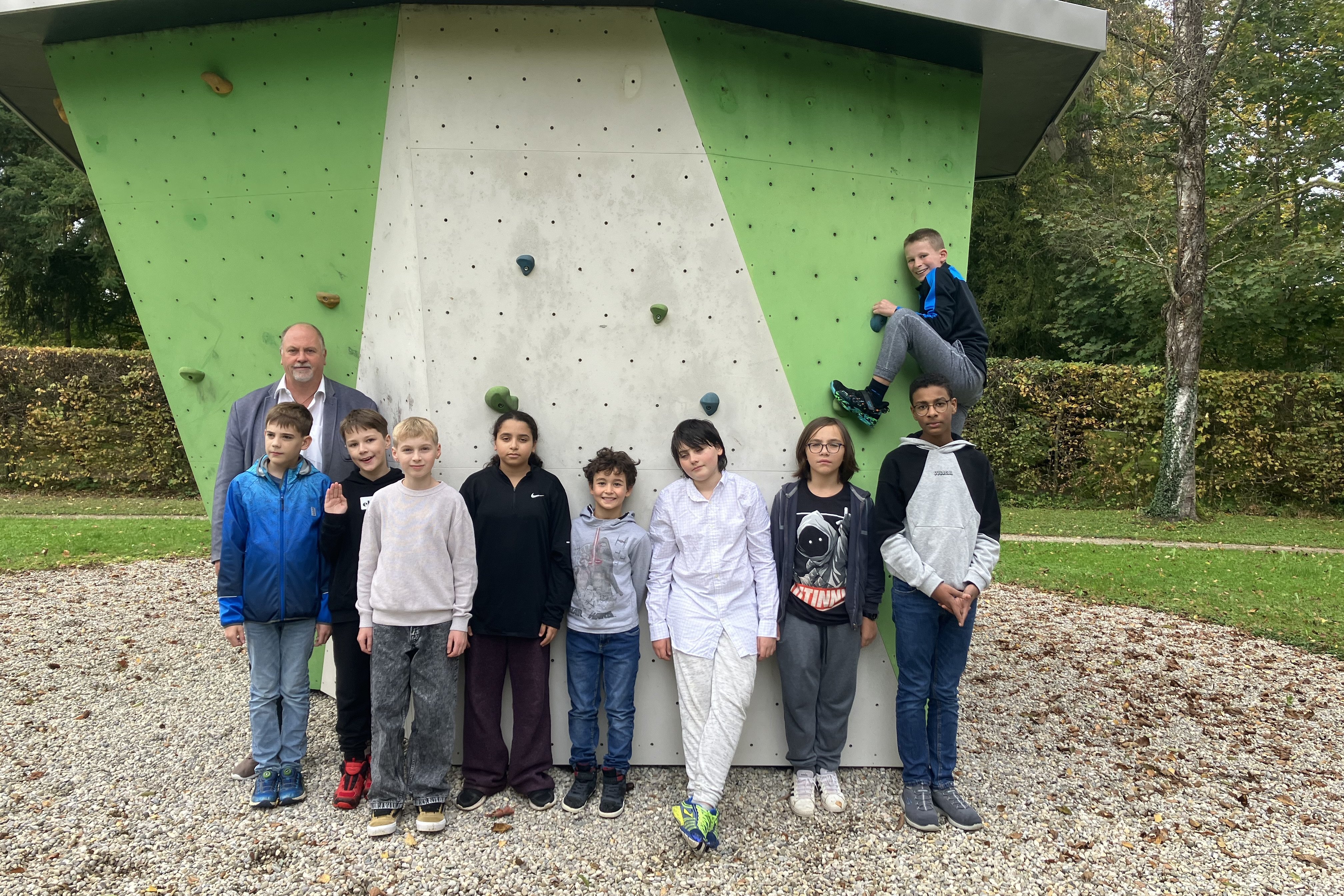 Augustinum Fördermagazin Boulderblock Gruppenbild von Schülern des Landschulheim Elkofen vor einem Boulderblock