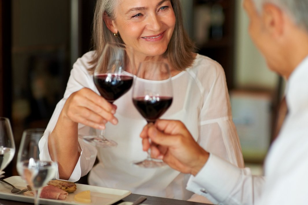 Catering und Service für private Feiern inklusive passender Räume gehören zum gastronomischen Angebot des Augustinum Dortmund. Seniorenpaar beim Anstoßen